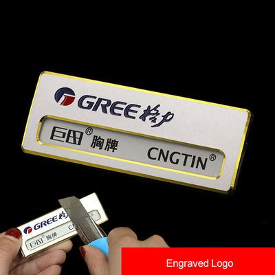 satın al Özel kazınmış isim etiketleri Logonun renk dolumu ile manyetik Tekrardan kullanılabilir Metal isim rozetleri online manufacture